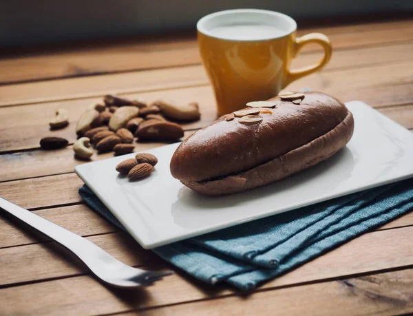 Świeże Okrągłe Chocolate Cream Chleb Mleko — Zdjęcie stockowe