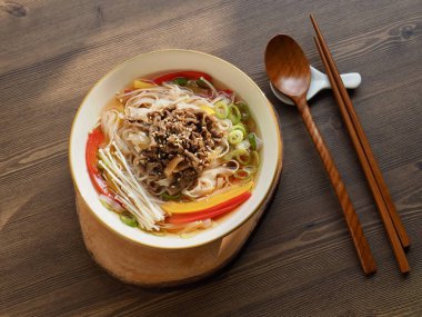 Asya Yemeği Pirinç Eriştesi Çorbası