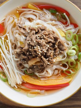 Asya Yemeği Pirinç Eriştesi Çorbası