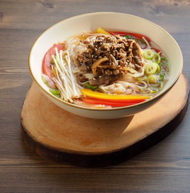 Asya Yemeği Pirinç Eriştesi Çorbası