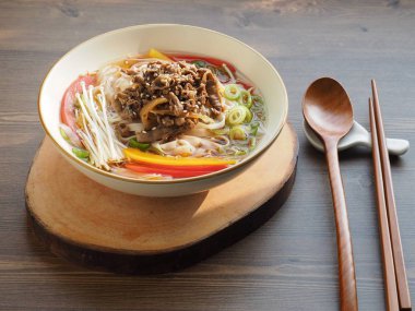 Asya Yemeği Pirinç Eriştesi Çorbası