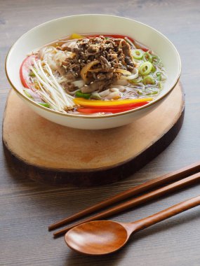 Asya Yemeği Pirinç Eriştesi Çorbası