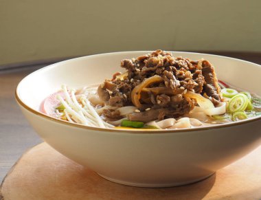 Asya Yemeği Pirinç Eriştesi Çorbası