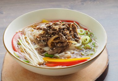 Asya Yemeği Pirinç Eriştesi Çorbası