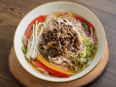 Asya Yemeği Pirinç Eriştesi Çorbası