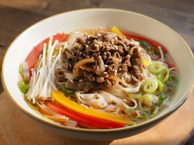 Asya Yemeği Pirinç Eriştesi Çorbası