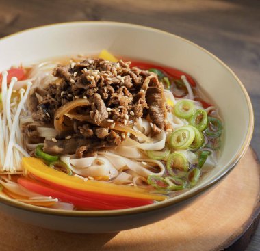 Asya Yemeği Pirinç Eriştesi Çorbası