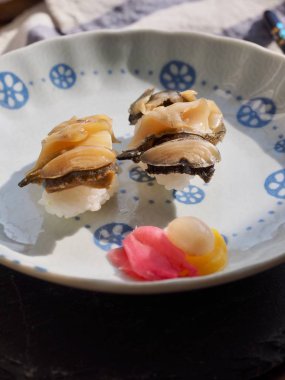 Japon geleneksel yemeği 2 kabuklu suşi.