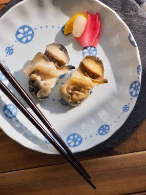 Japon geleneksel yemeği 2 kabuklu suşi.