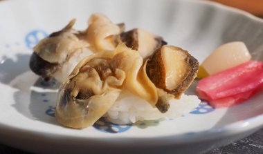 Japon geleneksel yemeği 2 kabuklu suşi.