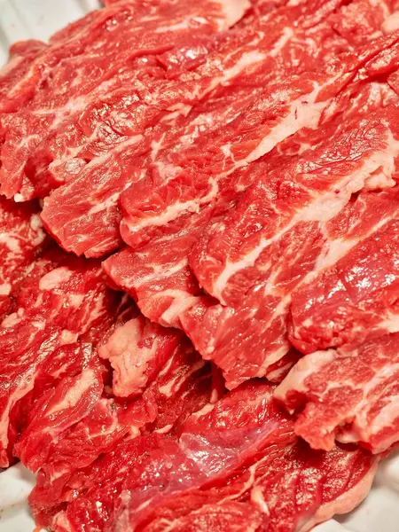 韓国の新鮮なスライスした牛肉の背景 — ストック写真