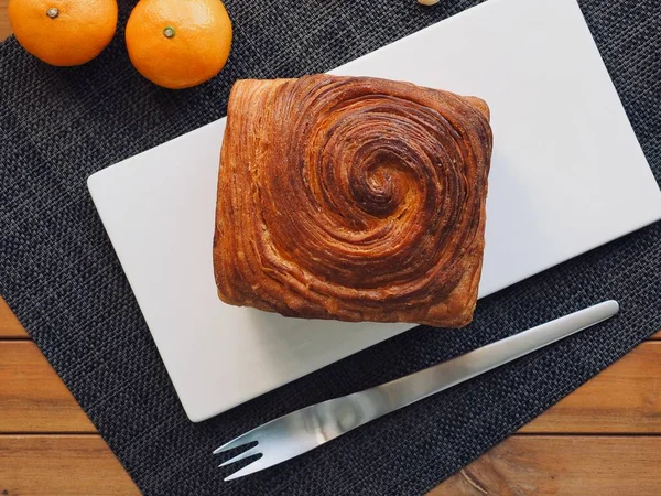 Vierkant Brood Met Mandarijnen Noten — Stockfoto