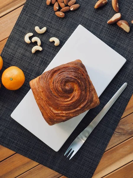 Pão Massa Forma Quadrada Com Tangerinas Nozes — Fotografia de Stock