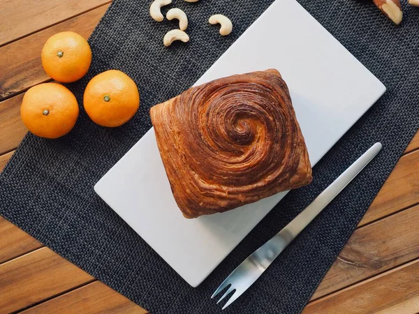 Pão Massa Forma Quadrada Com Tangerinas Nozes — Fotografia de Stock