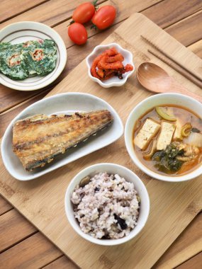 Kore ev yemeği, ızgara uskumrulu menü.