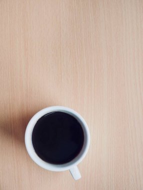 Ahşap tahta arka plan ile kahve