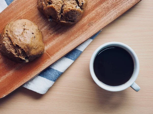 コーヒーとパンの木板の背景 — ストック写真