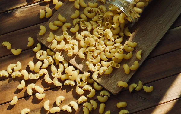 Gele Macaroni Pasta Houten Ondergrond — Stockfoto