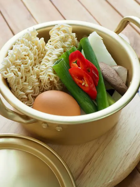 アジア料理インスタントラーメンと野菜 — ストック写真