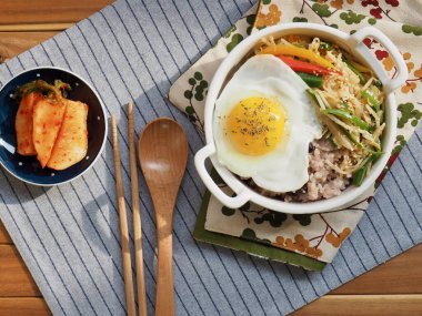 Kore geleneksel sebzeli bibimbap ve Kimchi.