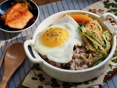 Kore geleneksel sebzeli bibimbap ve Kimchi.