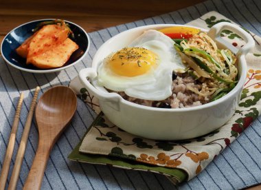 Kore geleneksel sebzeli bibimbap ve Kimchi.