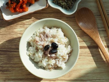 Asya fasulyesi karışık pilav ve meze.