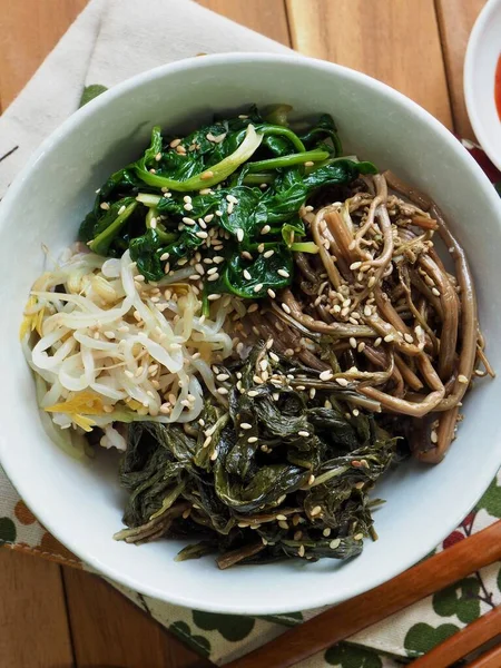Comida Tradicional Coreana Arroz Misturado Com Legumes Verdes Selvagens — Fotografia de Stock