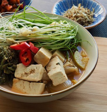 Kore yemeği yabani soğan ve kurutulmuş turp sebze soya fasulyesi çorbası.