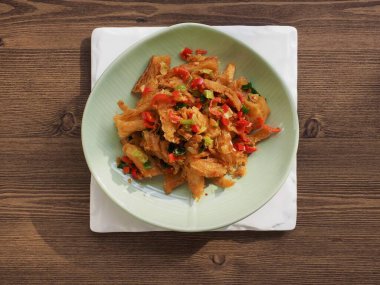 Kore yemekleri kurutulmuş pollack ve karıştırılmış sebzeler.