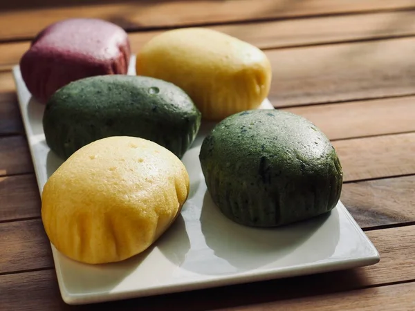 Asian Food Yellow Green Purple Rice Cake — Stok Foto