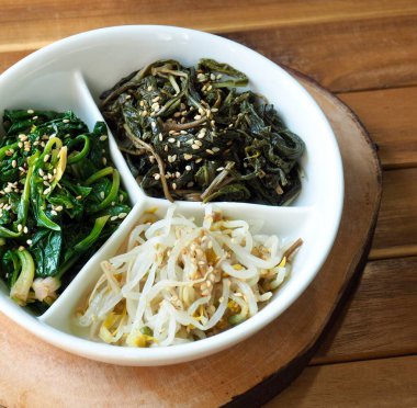 Kore yemeği üç bitki, ıspanak, lahanalar.