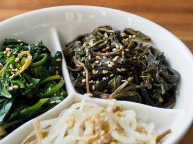 Kore yemeği üç bitki, ıspanak, lahanalar.