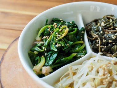 Kore yemeği üç bitki, ıspanak, lahanalar.