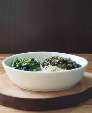 Kore yemeği üç bitki, ıspanak, lahanalar.