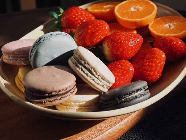 Bunte Makronen Verschiedenen Farben Mandarine Erdbeere Süßes Und Obst — Stockfoto