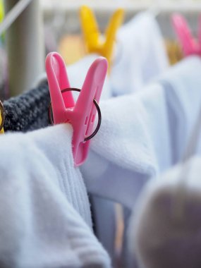 Güneşli bir günde çamaşır yıkamak, mandallar.