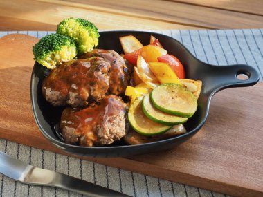 Hamburger bifteği, brokoli, sebze kızartması.