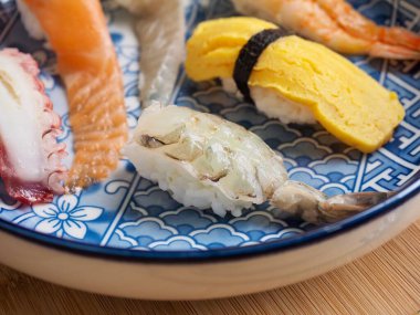 Japon geleneksel yemekleri Çeşitli suşiler