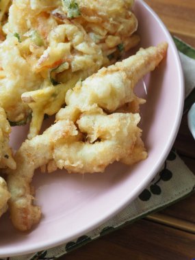 Asya yemekleri, sebzeler, kalamar, kızarmış yosun ruloları.