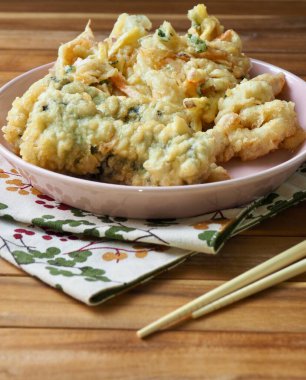 Asya yemekleri, sebzeler, kalamar, kızarmış yosun ruloları.