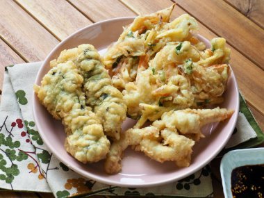 Asya yemekleri, sebzeler, kalamar, kızarmış yosun ruloları.