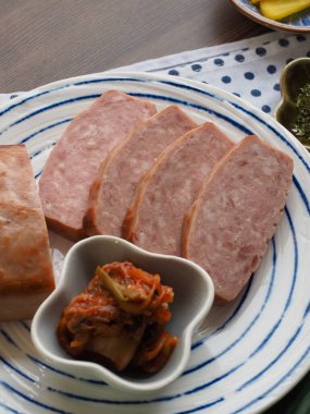 Jambon, sebze ve Kimchi. 