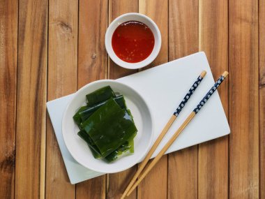 Kore yosunu ve kırmızı biber sosu.