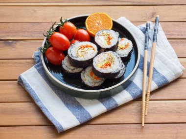 Kore yemeği Sebze Kimbap ve Kirazlı Domates, Mandalina