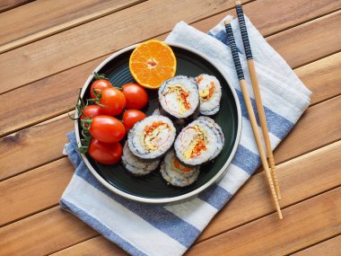 Kore yemeği Sebze Kimbap ve Kirazlı Domates, Mandalina