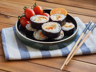 Kore yemeği Sebze Kimbap ve Kirazlı Domates, Mandalina