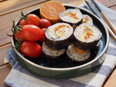 Kore yemeği Sebze Kimbap ve Kirazlı Domates, Mandalina
