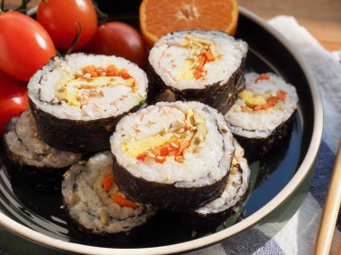 Kore yemeği Sebze Kimbap ve Kirazlı Domates, Mandalina
