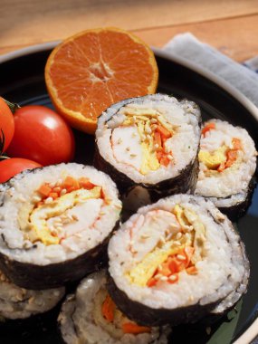 Kore yemeği Sebze Kimbap ve Kirazlı Domates, Mandalina